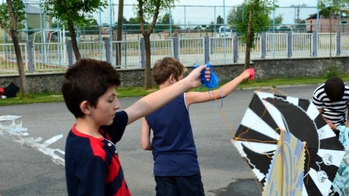 Muş\'ta Çocuklar Toy ve Telli Turnalar İçin Uçurtma Uçurdu