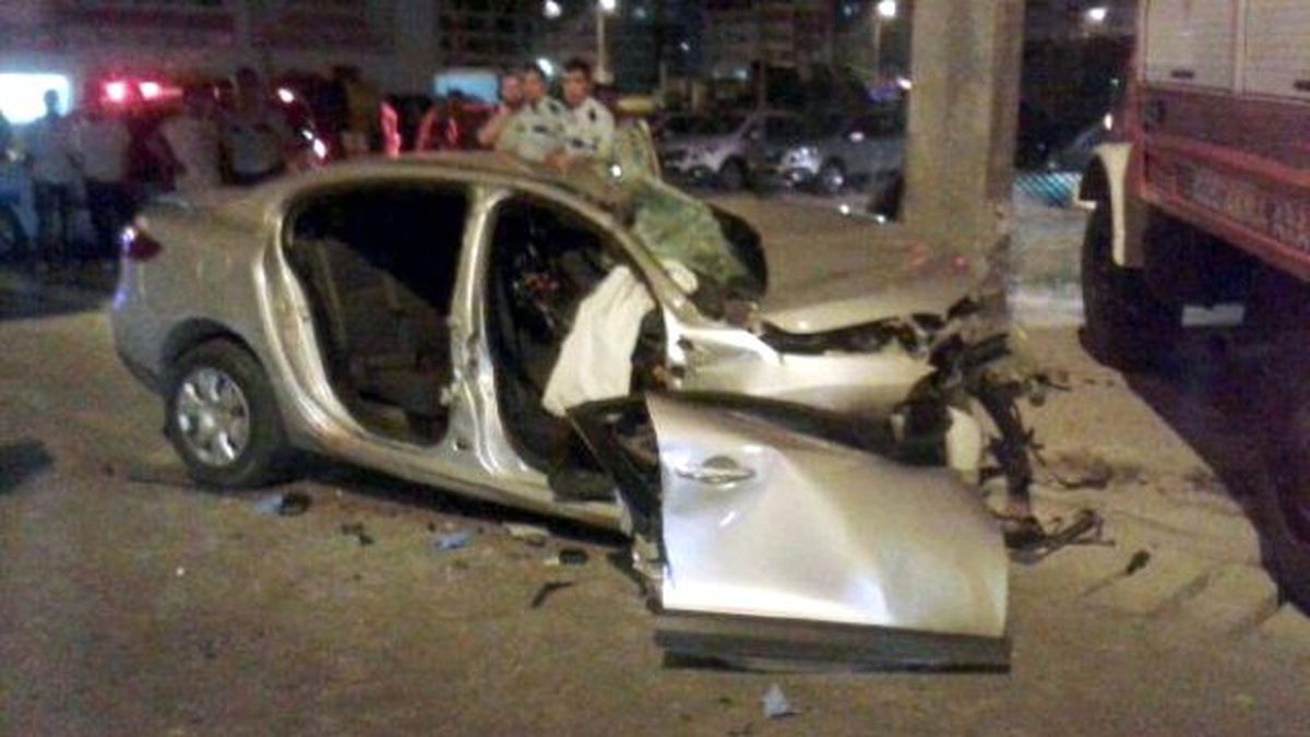 Mersin\'de Otomobil Direğe Çarptı: 2 Ölü, 2 Yaralı