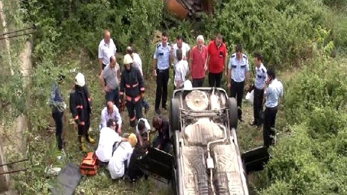 Otomobil, Duvardan Boş Arsaya Uçtu: 1\'i Ağır 4 Yaralı