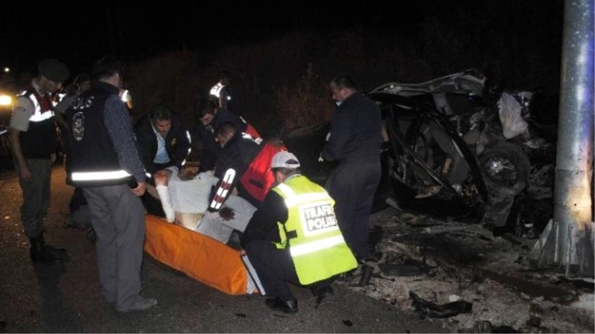 Amasya\'da Otomobil Mobese Direğine Çarptı: 2 Ölü, 2 Yaralı