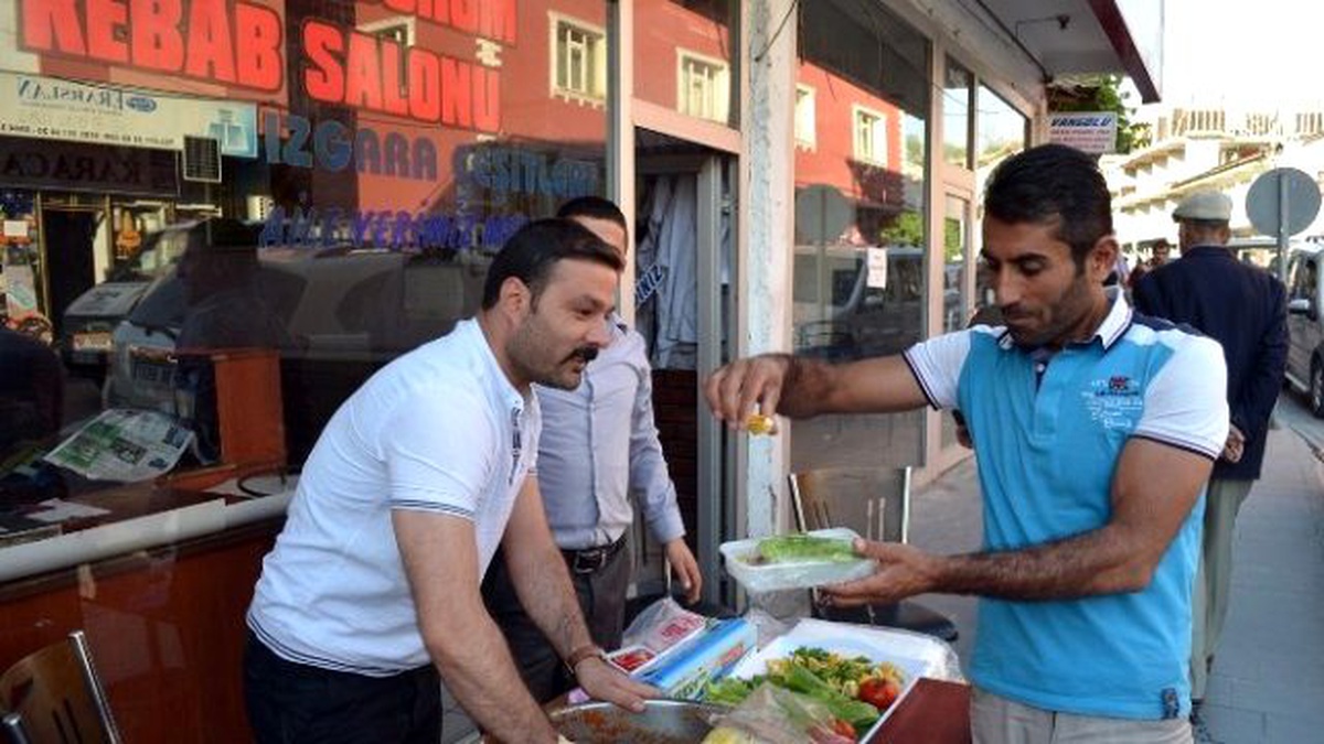 Ramazan\'da Çiğ Köfte Ekmek Kapısı Oldu