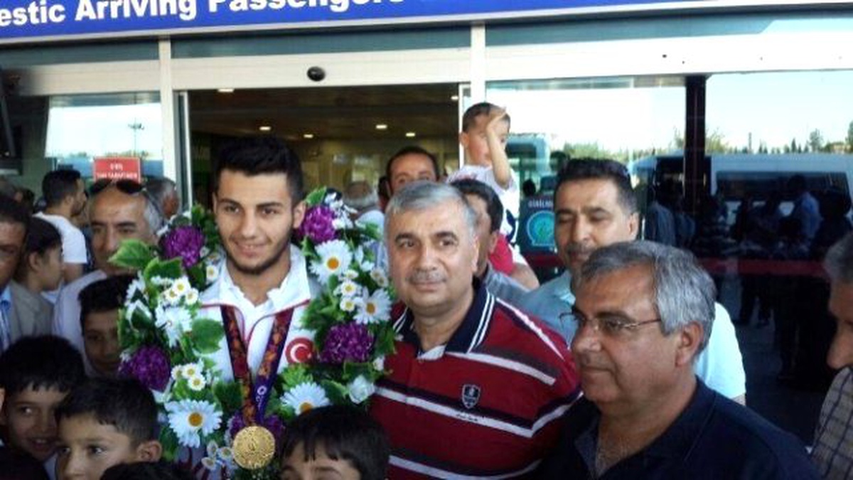 Şampiyon Karateci Memleketinde Coşkuyla Karşılandı