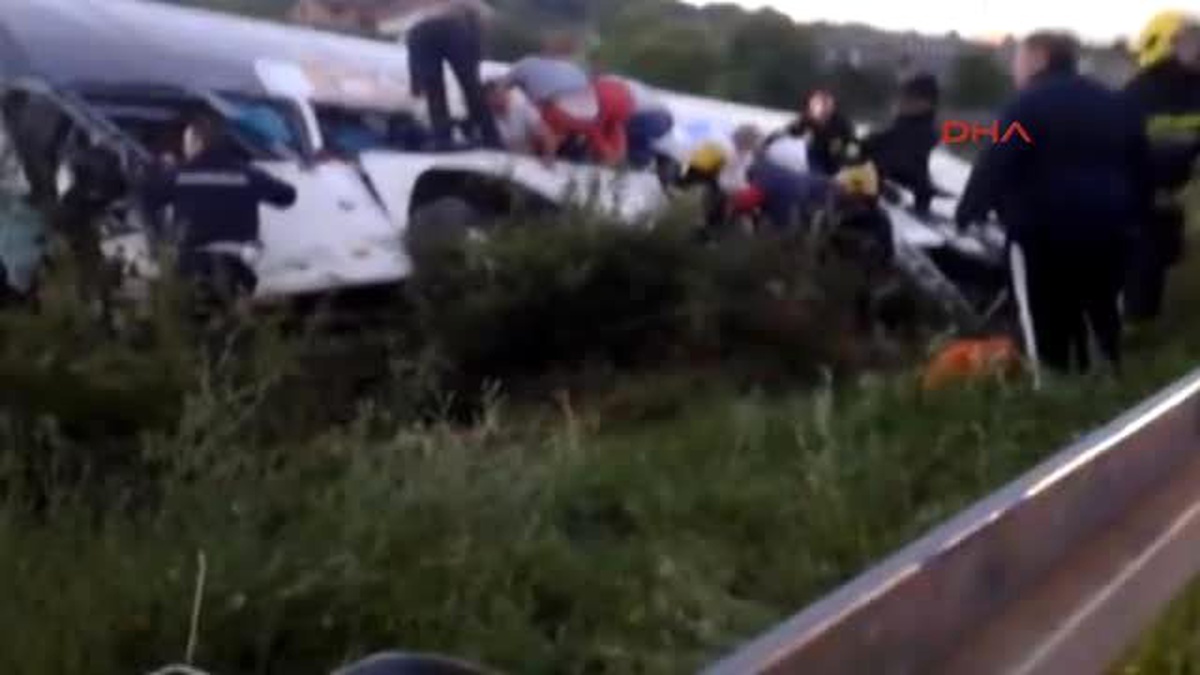 Şoför Uyuyakaldı Otobüs Bariyerleri Aşarak Takla Attı 1 Ölü, 60 Yaralı