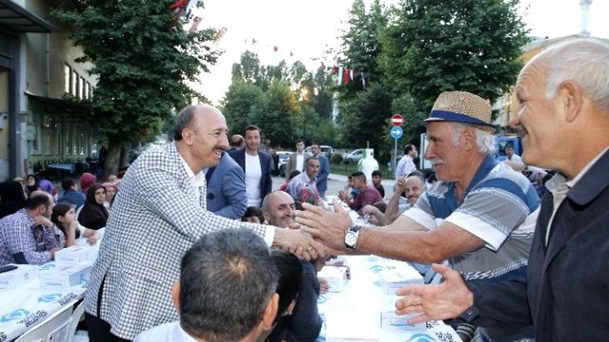 Sultangazi\'de Sokak İftarları