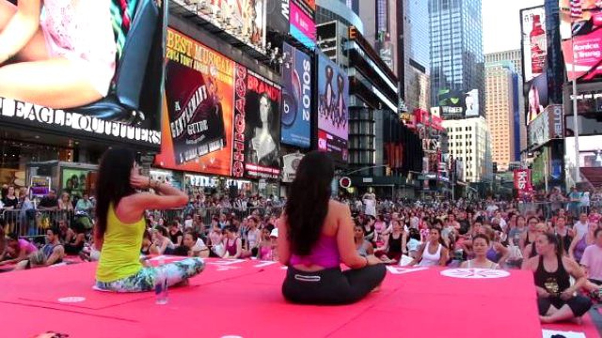 Times Meydanı\'nda Yoga Zamanı! Binler Katıldı, On Binler İzledi