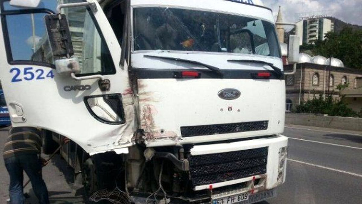 Tır ile Kamyon Çarpıştı 2 Yaralı
