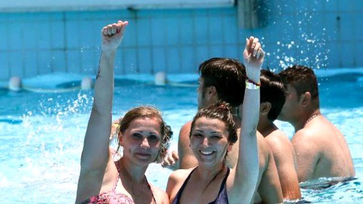 Antalya\'da Turistler Su Parkında Eğleniyor