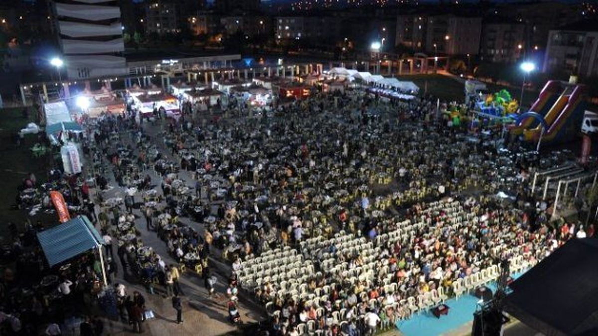 Uşak\'ta Binlerce Kişi Birlikte İftar Yaptı