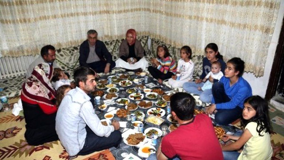 Vali Ataklı ve Ailesi, İpek Ailesinin İftar Konuğu Oldu