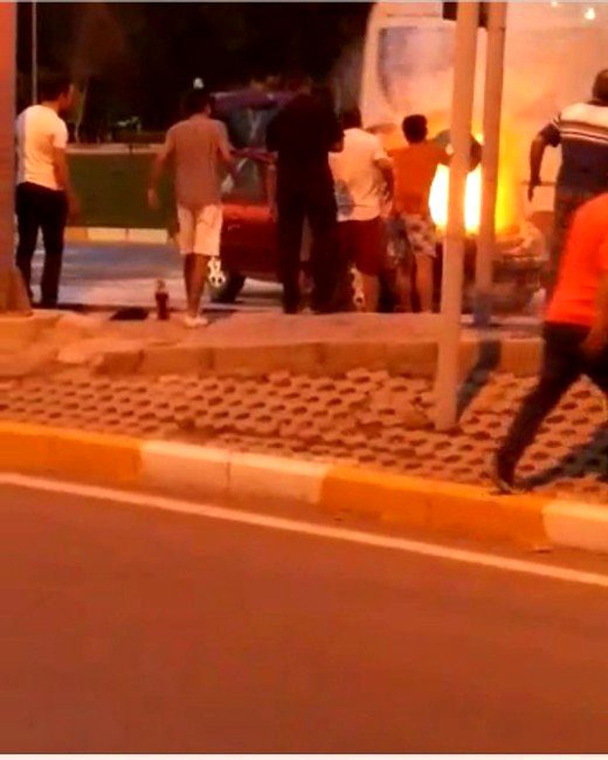 Vatandaşlar, Yanan Aracı Canlarını Tehlikeye Atıp Söndürdü
