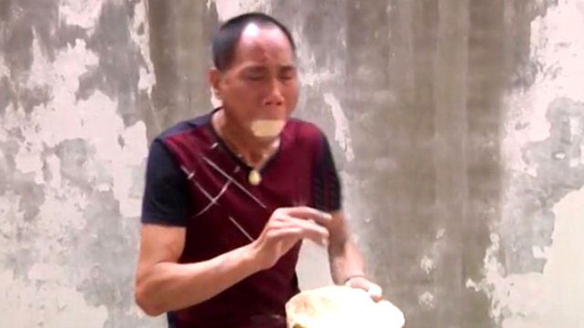 Yaşlı Adam Ağzına Talaş Doldurup Ateş Çıkardı