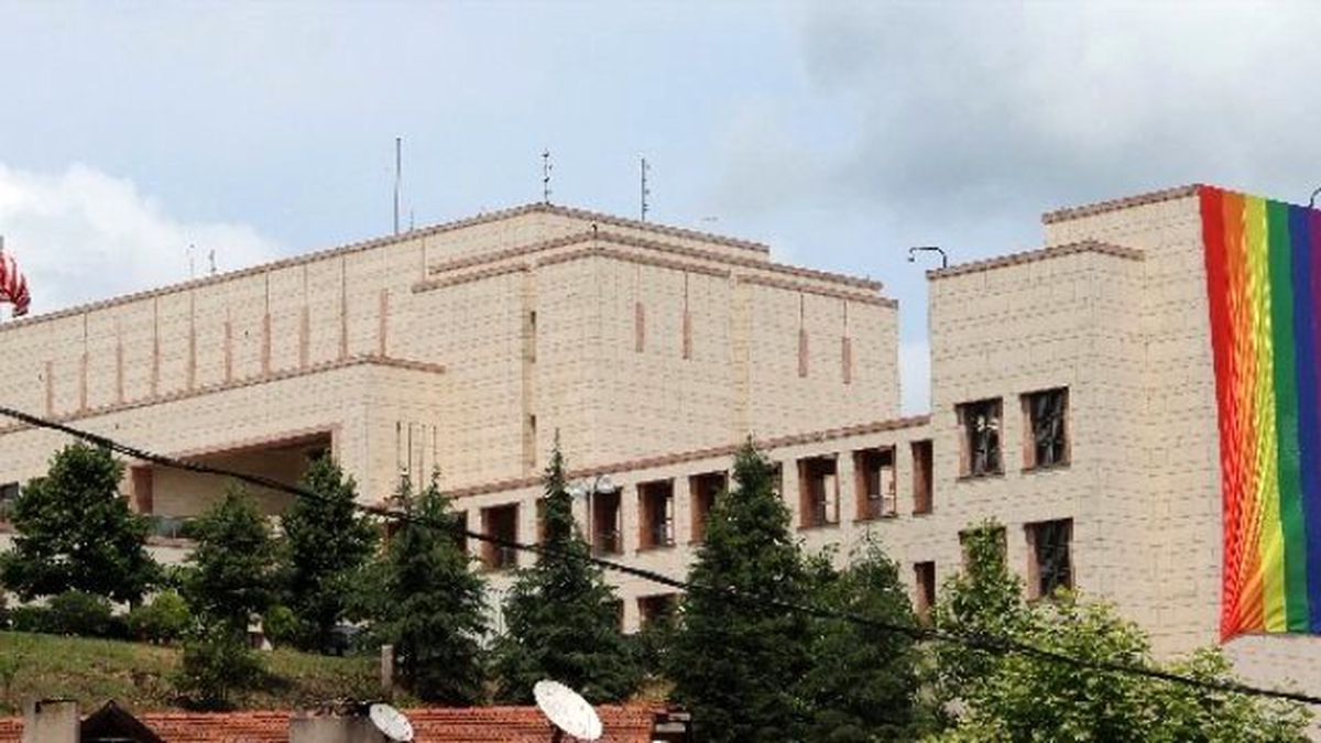 ABD Konsolosluğu\'na Dev Lgbt Bayrağı Asıldı