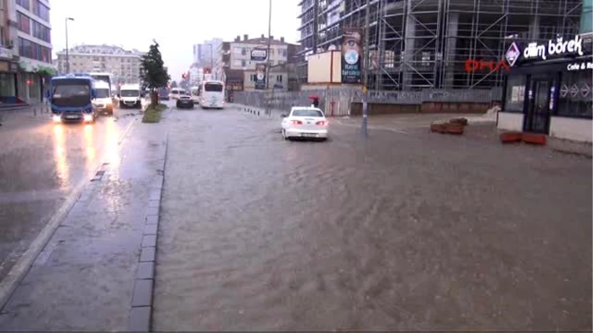 İstanbul\'da Şiddetli Yağış! Yollar Kapandı, Ev ve İşyerlerini Su Bastı