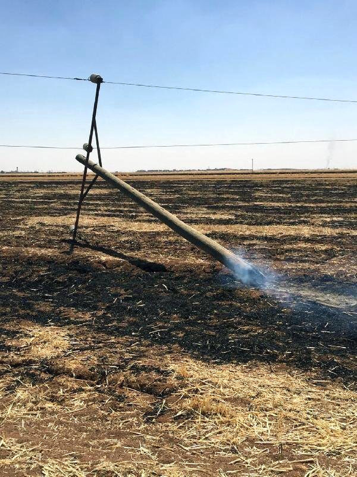 Anız Yangınında Direkler Yandı, Dört Mahalle Elektriksiz Kaldı
