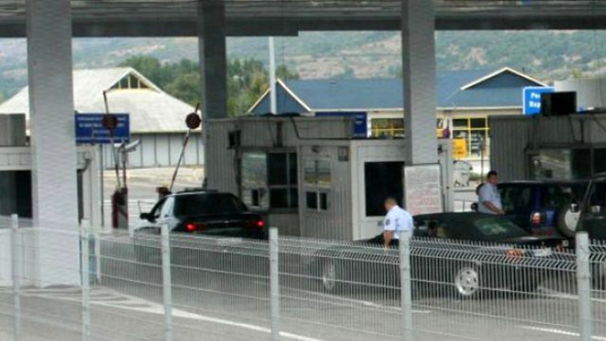 Annesinin Cenazesini Memleketine Götüren Adam Sınır Kapısında Durduruldu