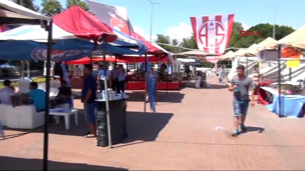 Antalya - Cumhuriyet Meydanı \'Yalın\' Kalacak