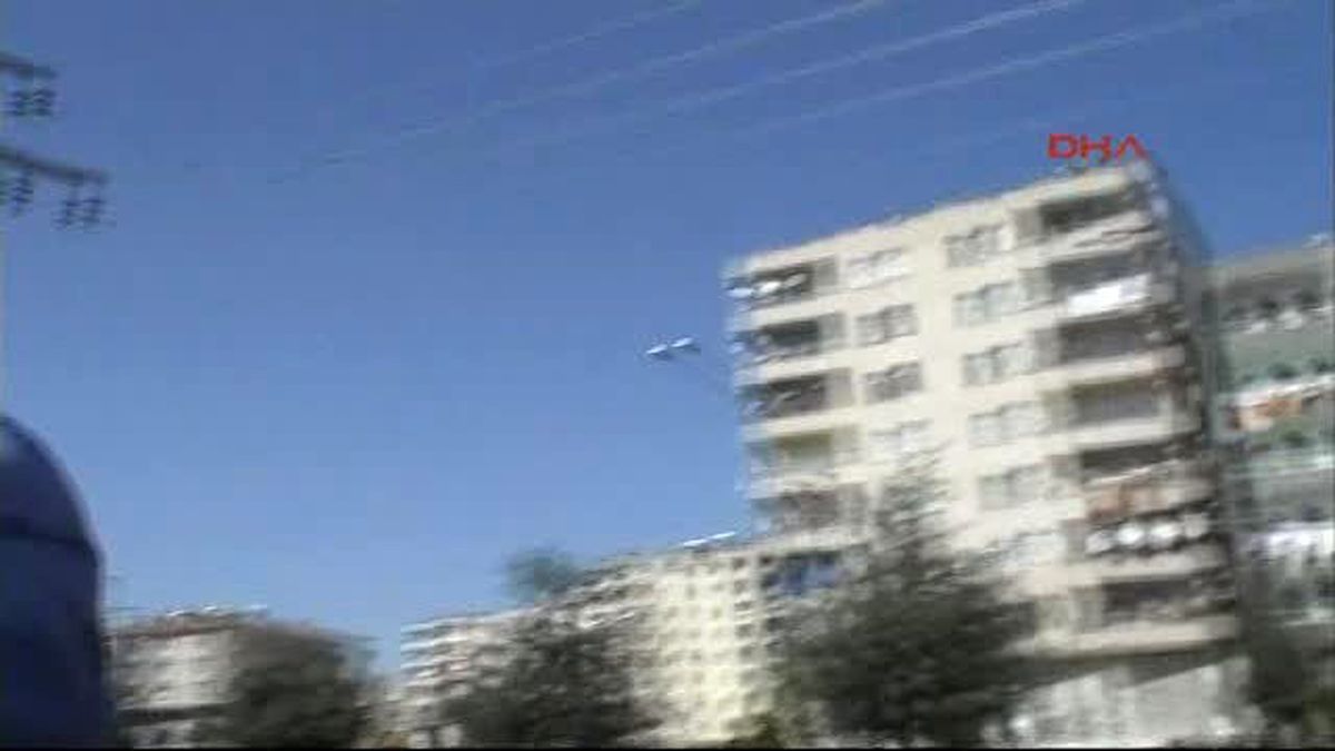 Arşivdiyarbakır\'da Cenazelerin Götürülmesi Sırasında Polis ve Göstericiler Arasında Çıkan...