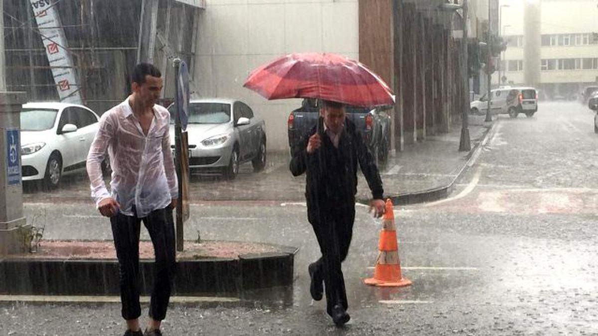 Aşırı Yağış, D-100 Karayolunu Kapattı