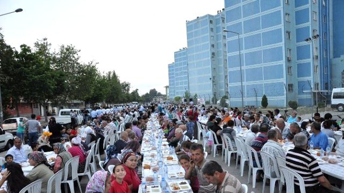 Başkan Çelikcan İftarını Vatandaşlarla Birlikte Açtı