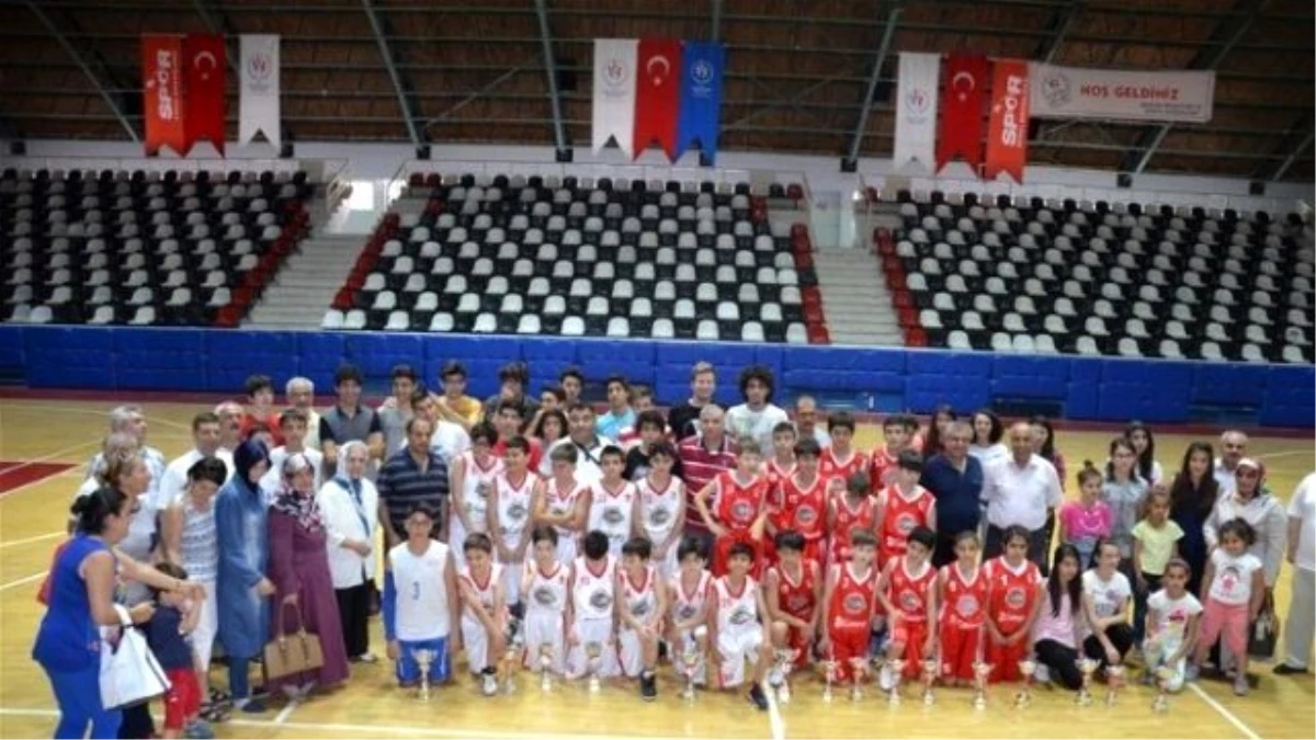 Basketbolda Şampiyonlar Kupalarını Aldı