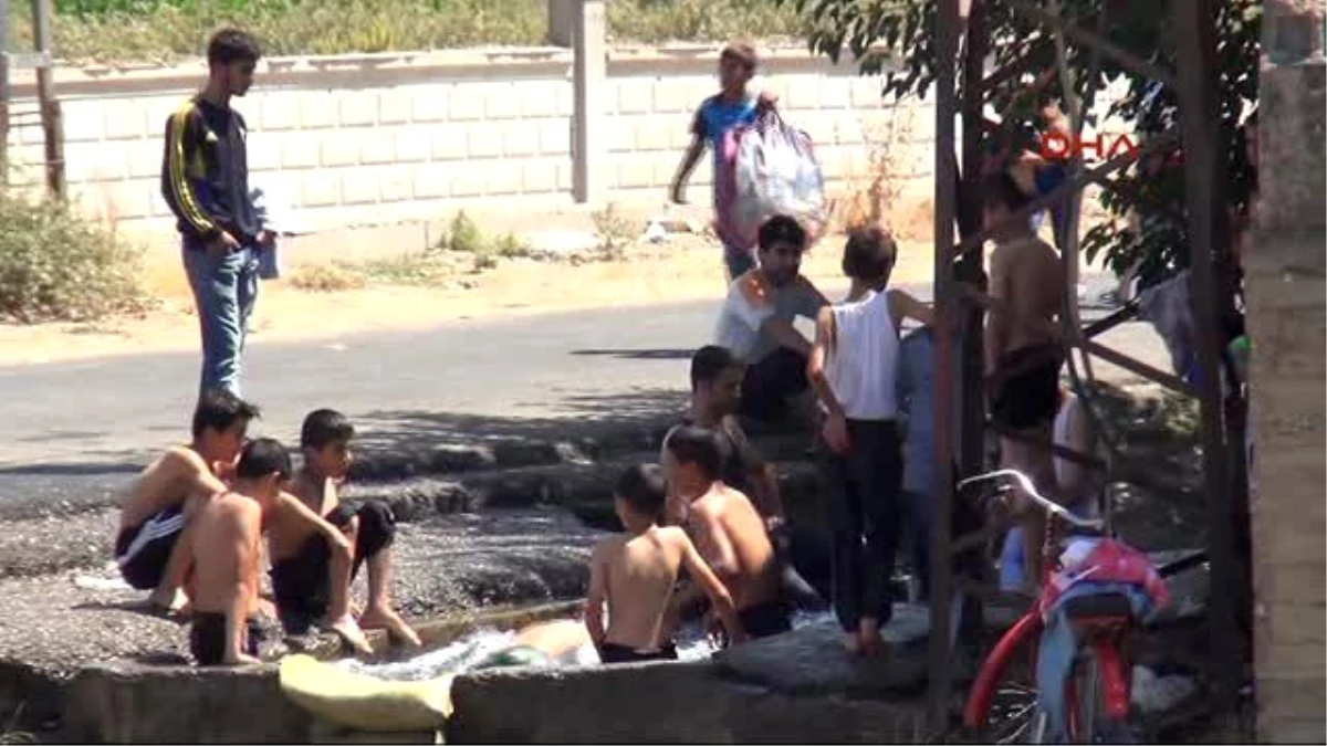 Batman\'da Aşırı Sıcaklardan Bunalanlar, Sulama Kanalında Serinliyor