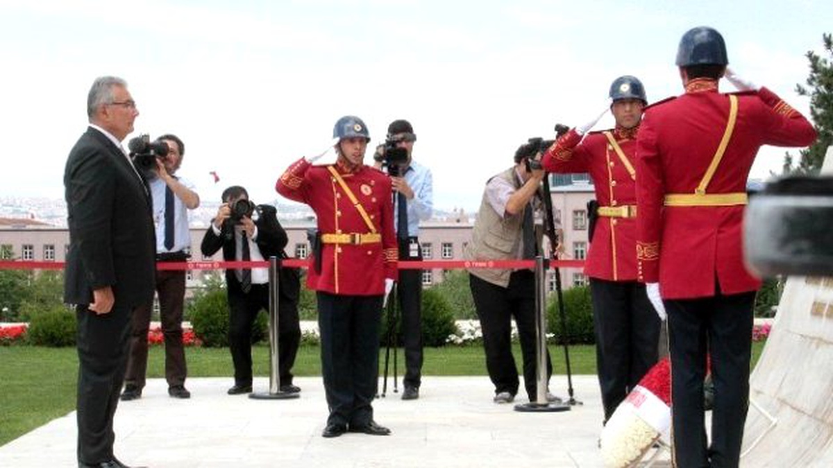 Baykal, Geçici Meclis Başkanı Sıfatıyla TBMM Atatürk Anıtı\'na Çelenk Bıraktı