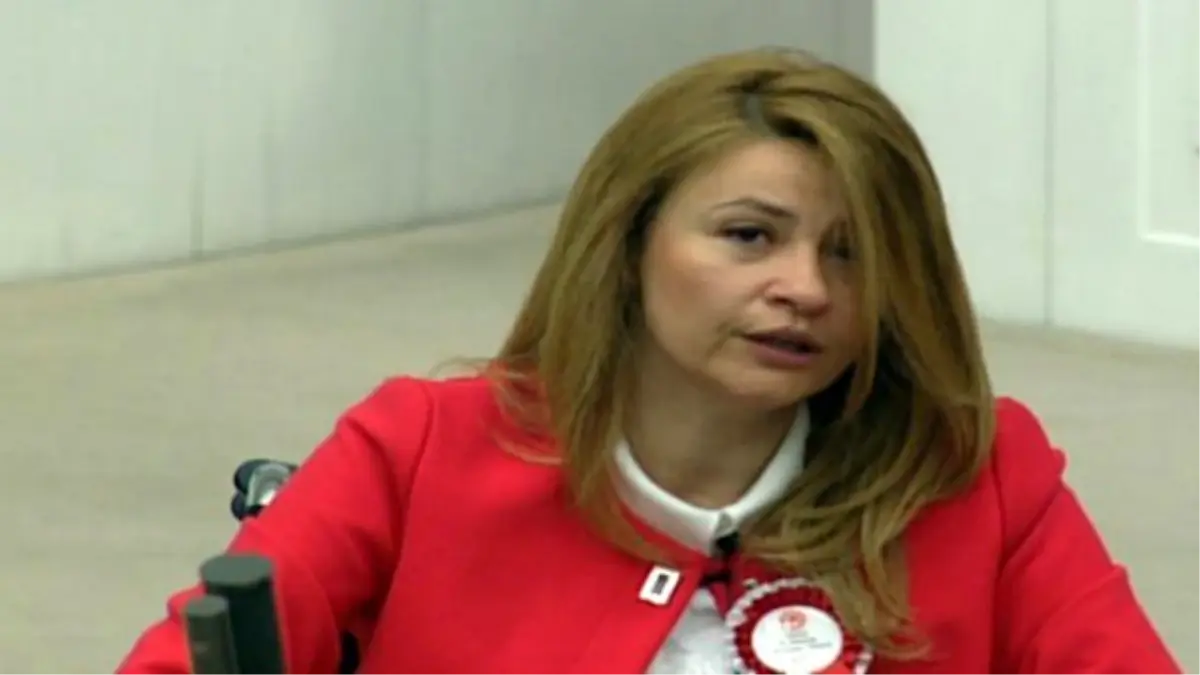 Bennur Karaburun Yeminine Besmele ile Başladı