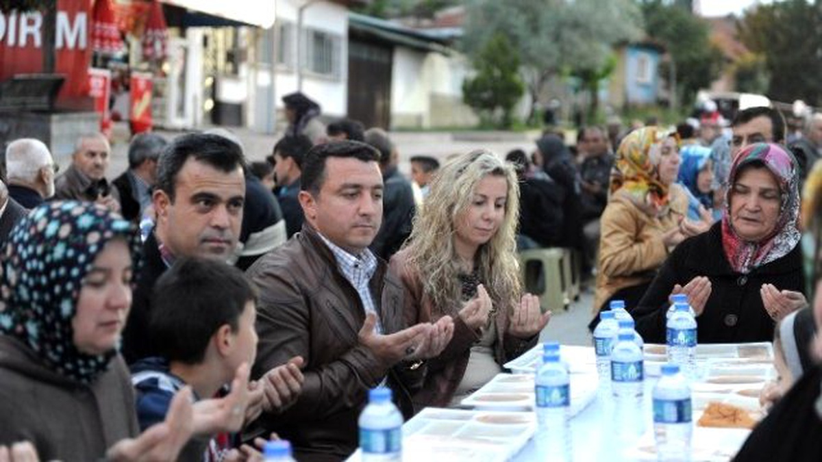 Bozüyük Belediyesi\'nin Mahalle İftarları Tekke Mahalle\'de Başladı