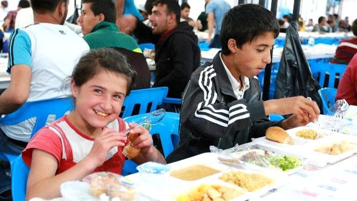 Büyükşehir Belediyesi\'nin İftar Çadırına Yoğun İlgi