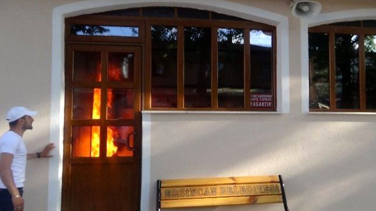 Camide Üzerine Benzin Dökerek Kendini Yaktı