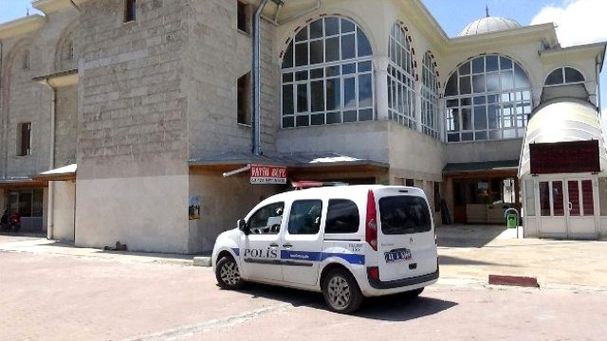 Camiye Dadanan Hırsızlar Güvenlik Kamerasına Yakalandı