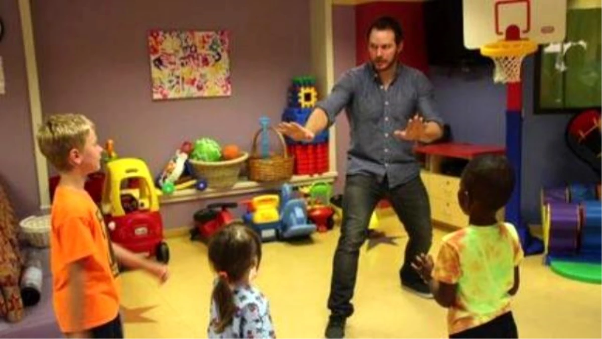 Chris Pratt Re-enacts Raptor Scene With Kids At Children\'s Hospital