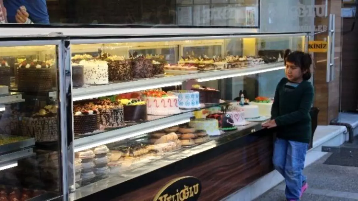 Suriyeli Kızın Pastalara Bakışı Yürek Sızlattı