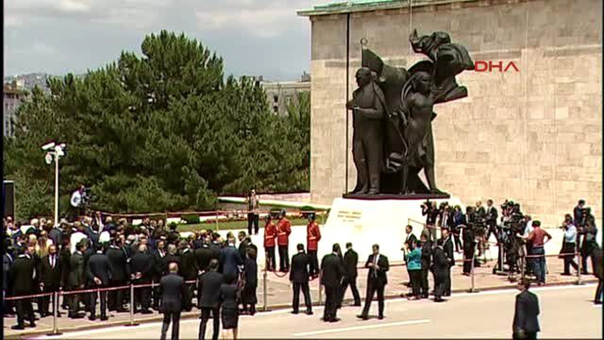 Deniz Baykal, Atatürk Anıtı\'na Çelenk Bıraktı