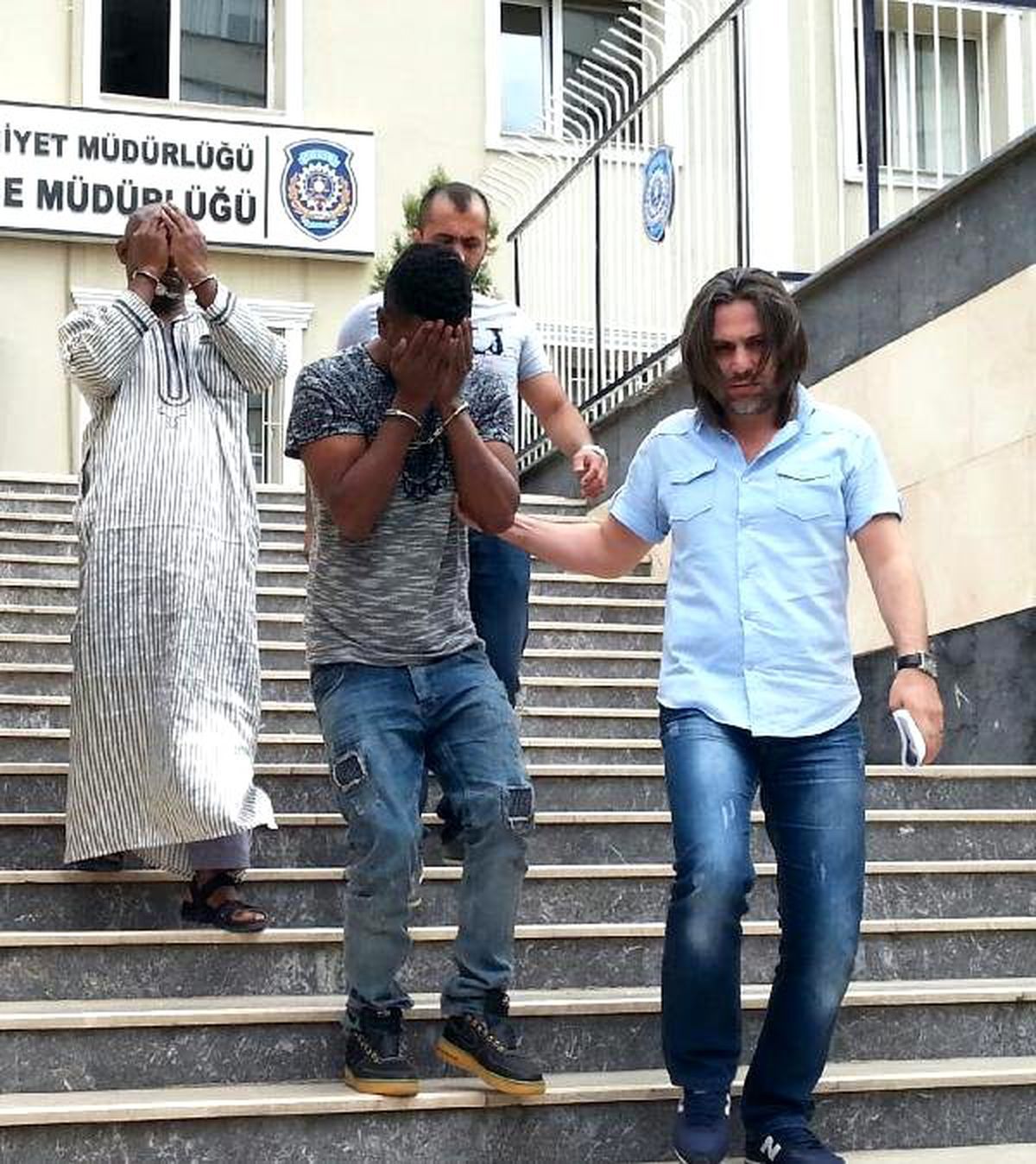 Afrikalı Dolandırcılar "Kağıtlar Dolar Olacak" Diye İş Adamını Kandırdı