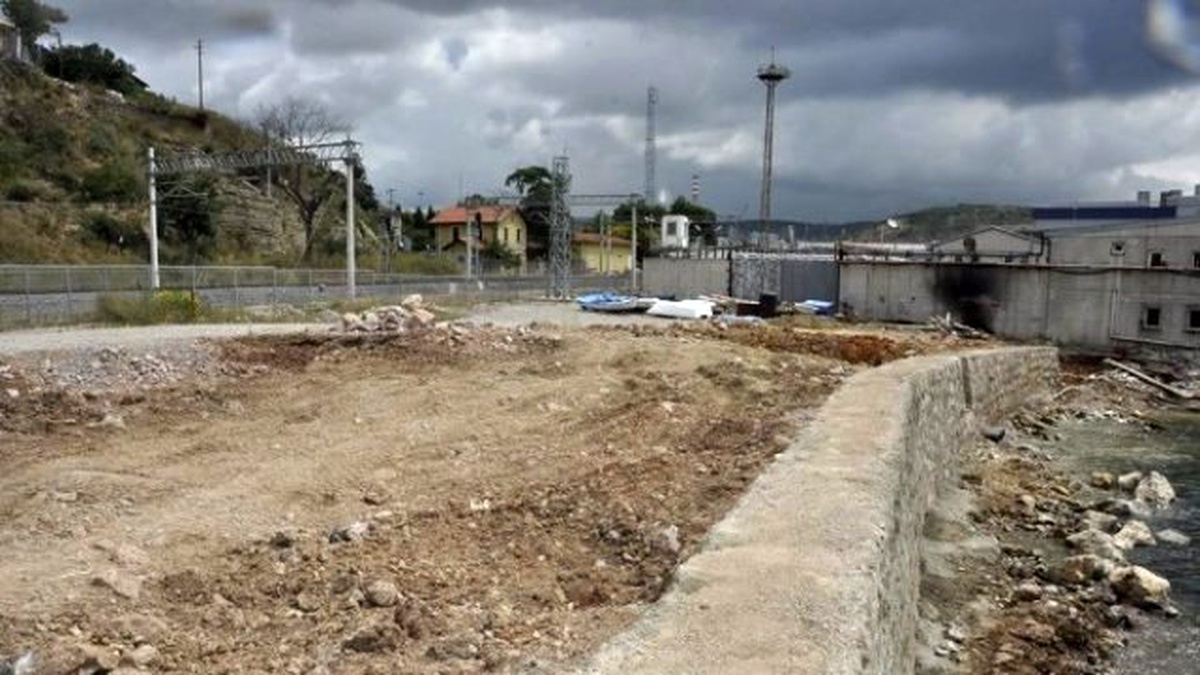 Dilovası Belediyesi Balıkçı Barınağı\'nı Onarıyor