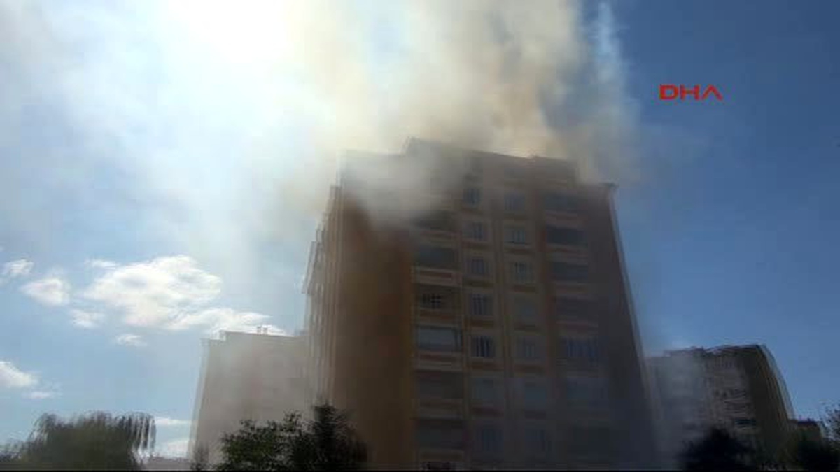 Elazığ\'da Apartman Çatısında Yangın Paniği
