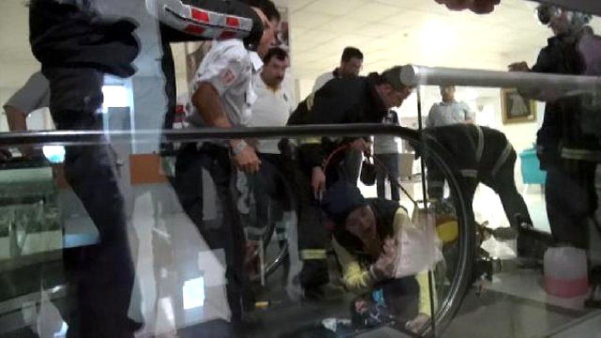 Eli Yürüyen Merdivene Sıkışan Çocuğu İtfaiye Kurtardı