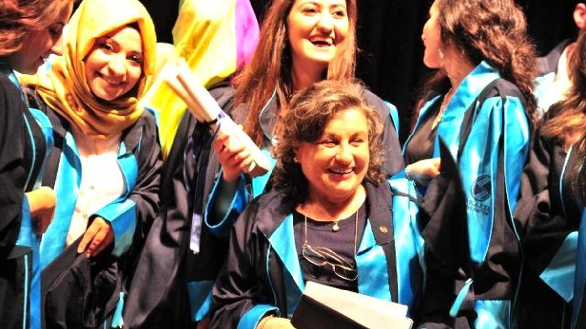 Emekli Öğretmen 72 Yaşında Yeniden Mezun Oldu