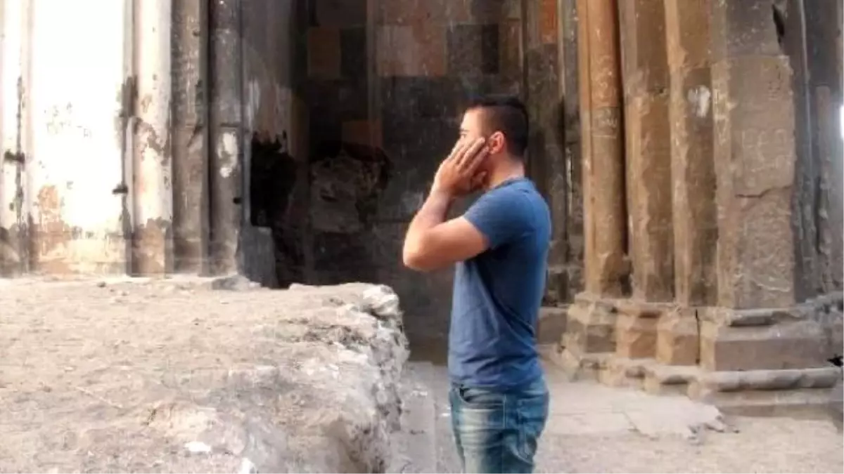 Ermeni Müzisyenin Ayinine Karslı Gençten Ezanlı Cevap