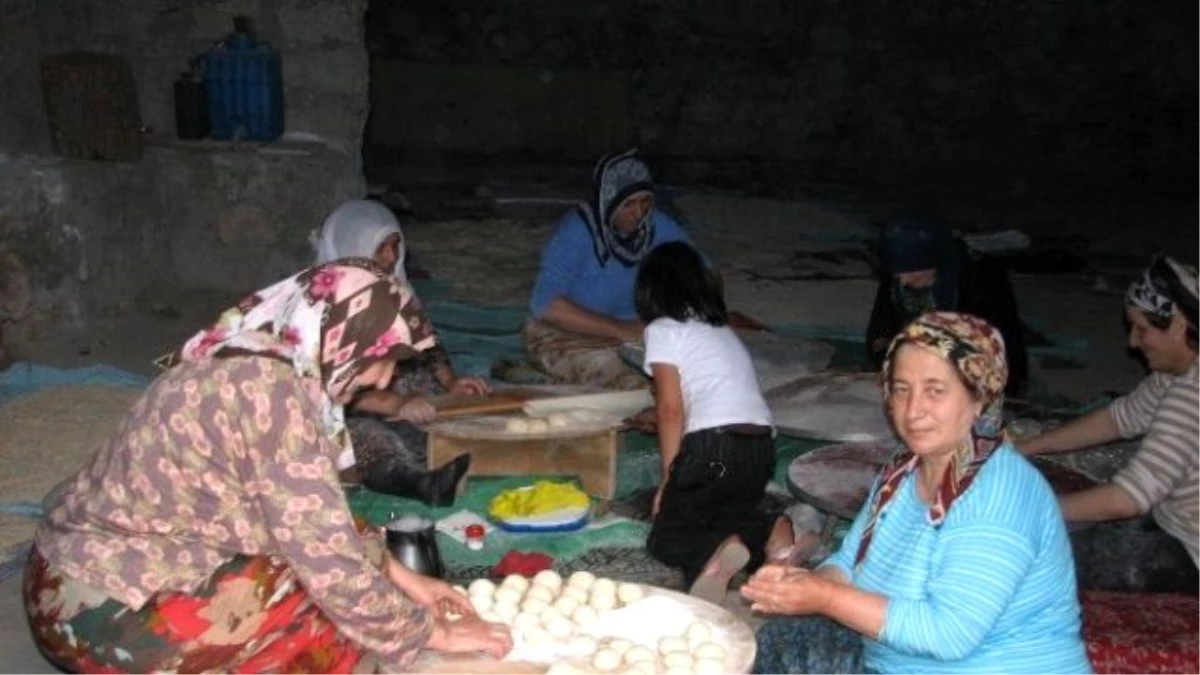 Erzurumlu Kadınlardan Ramazan\'da Erişte, Börek Hazırlığı