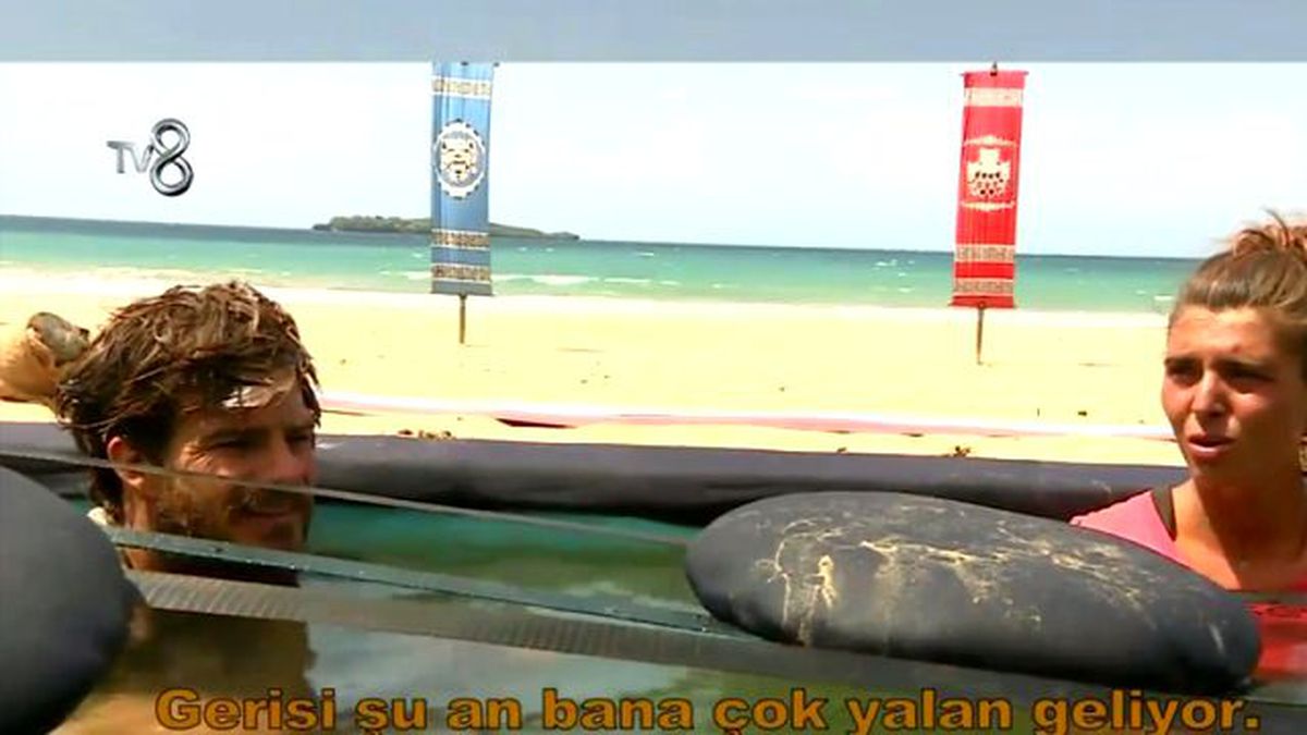 Hakan ve Merve Havuzun İçinde Durumlarını Değerlendirdi