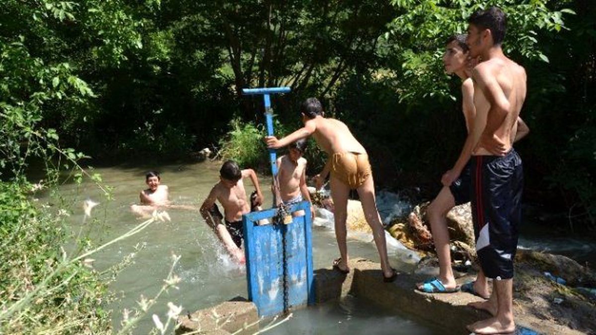 Havalar Isındı, Çocuklar Kendilerini Suya Attı