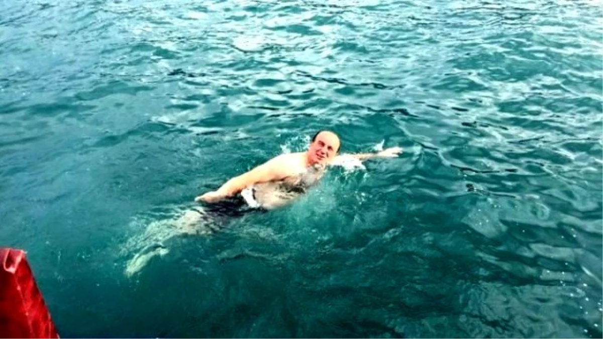 İnebolu\'da Başkan Denizde Yüzerek Sezonu Açtı