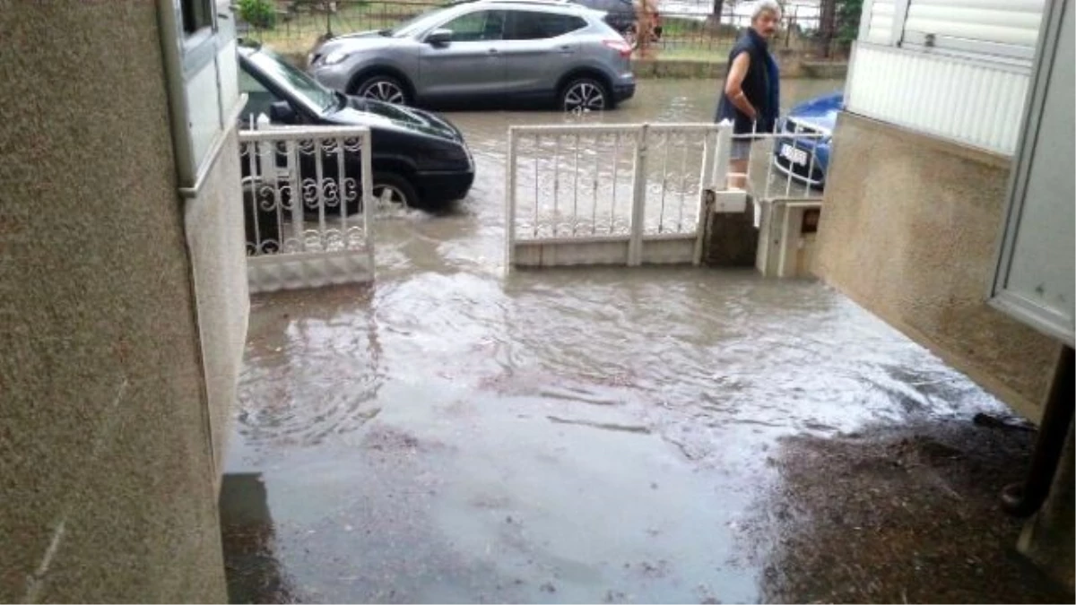 Kartal\'da Şiddetli Yağmur Sonrası Ev ve İş Yerlerini Su Bastı