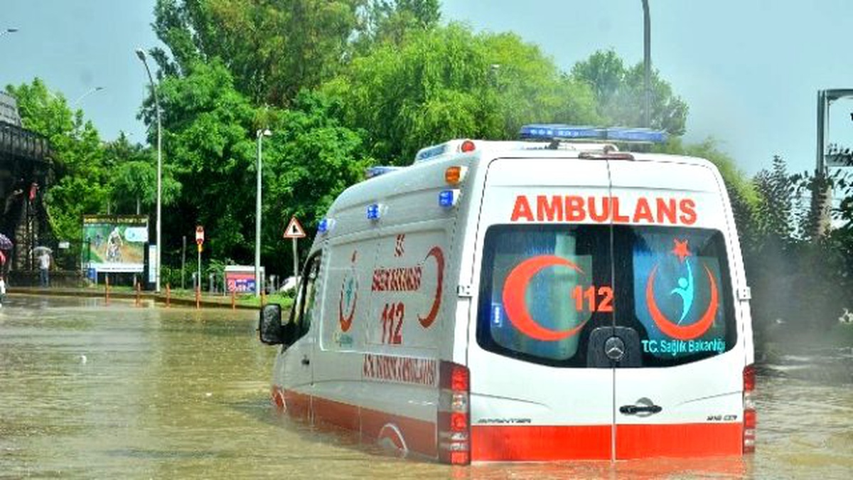 Kocaeli\'de Sağanak Yağmur Hayatı Felç Etti
