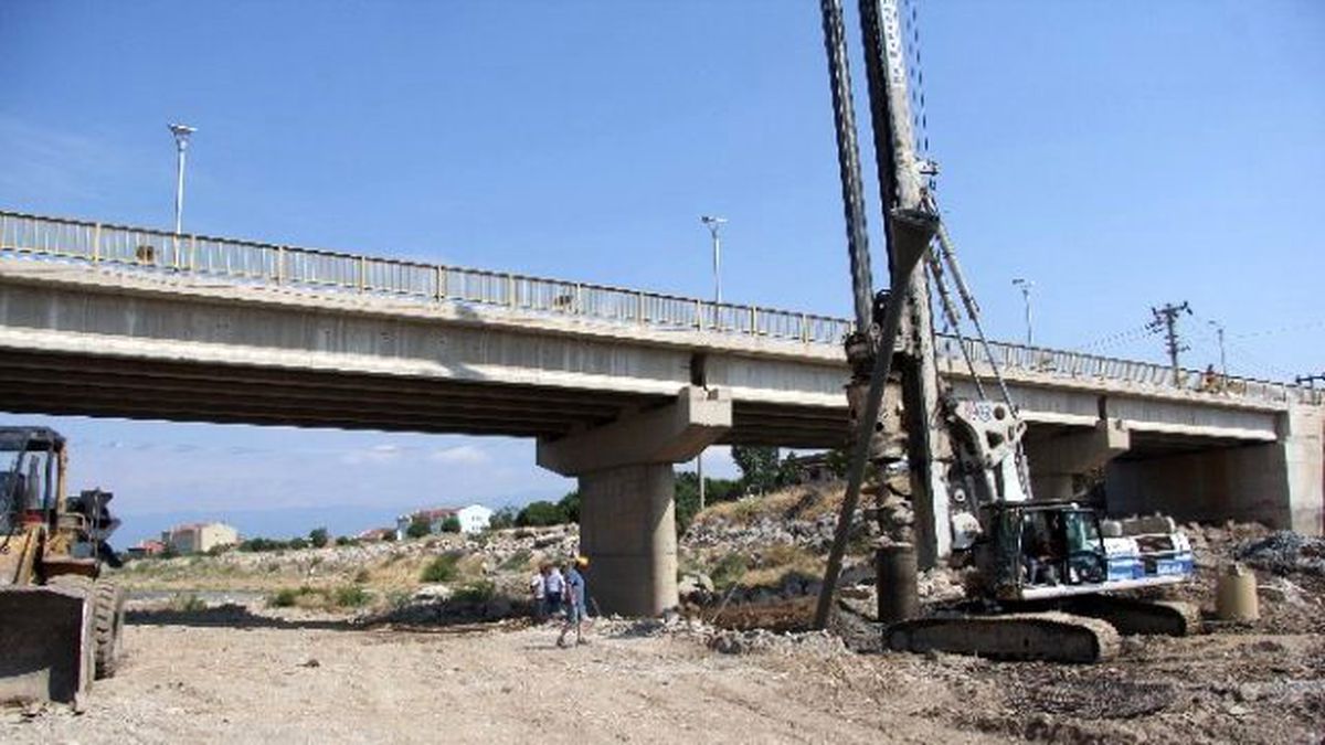 Köprü Yapımı Devam Ediyor