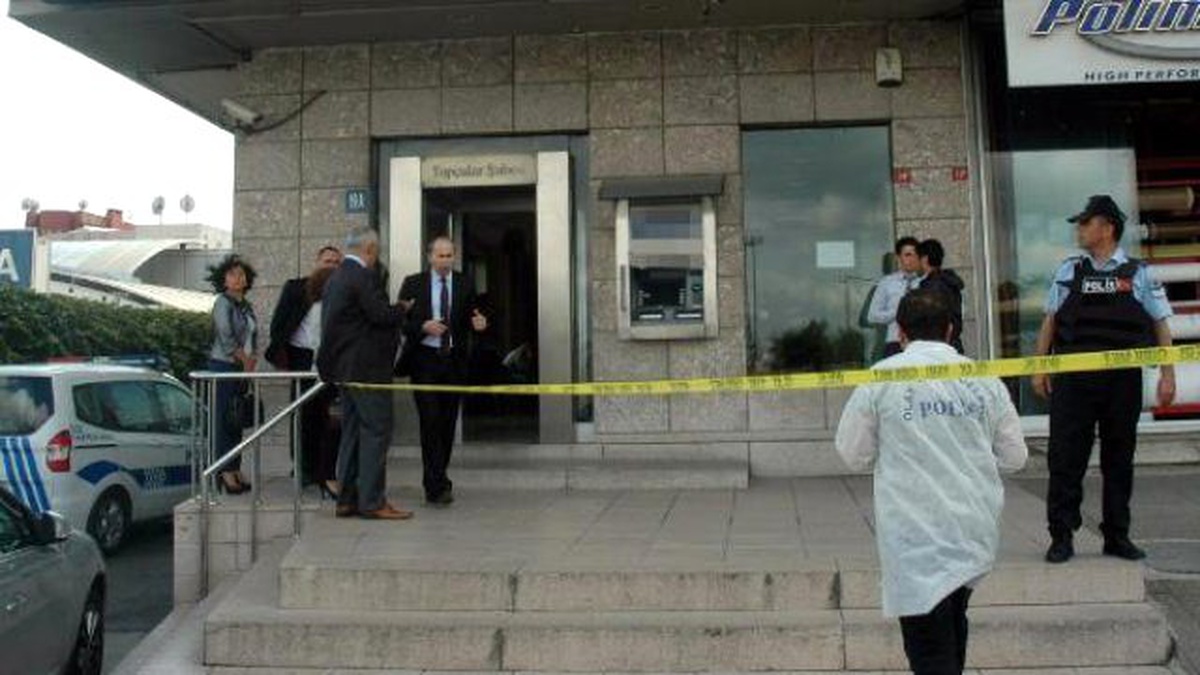 Kuru Sıkı Tabanca ve Bomba Süsü Verilmiş Düzenekle Banka Soydu