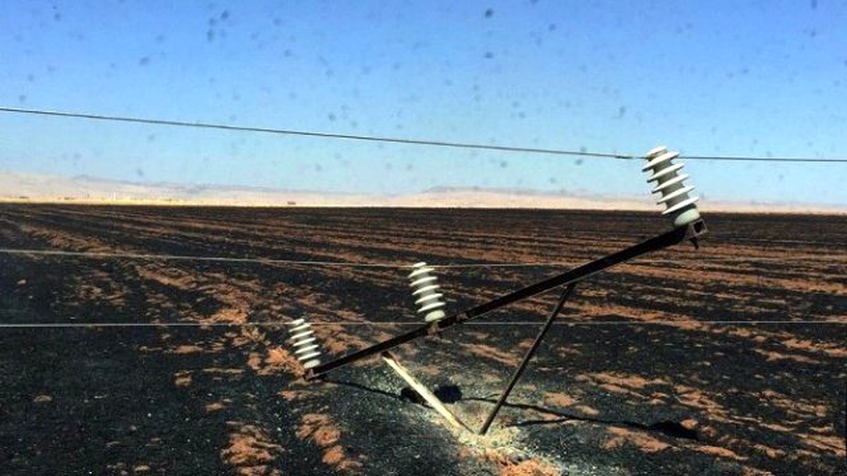 Mardin\'de Çıkan Anız Yangınında Elektrik Direkleri Yandı
