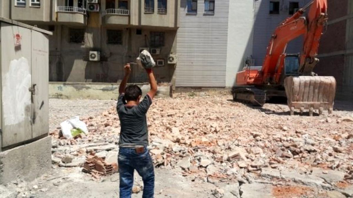 Molozlardan Harçlık Çıkarıyorlar